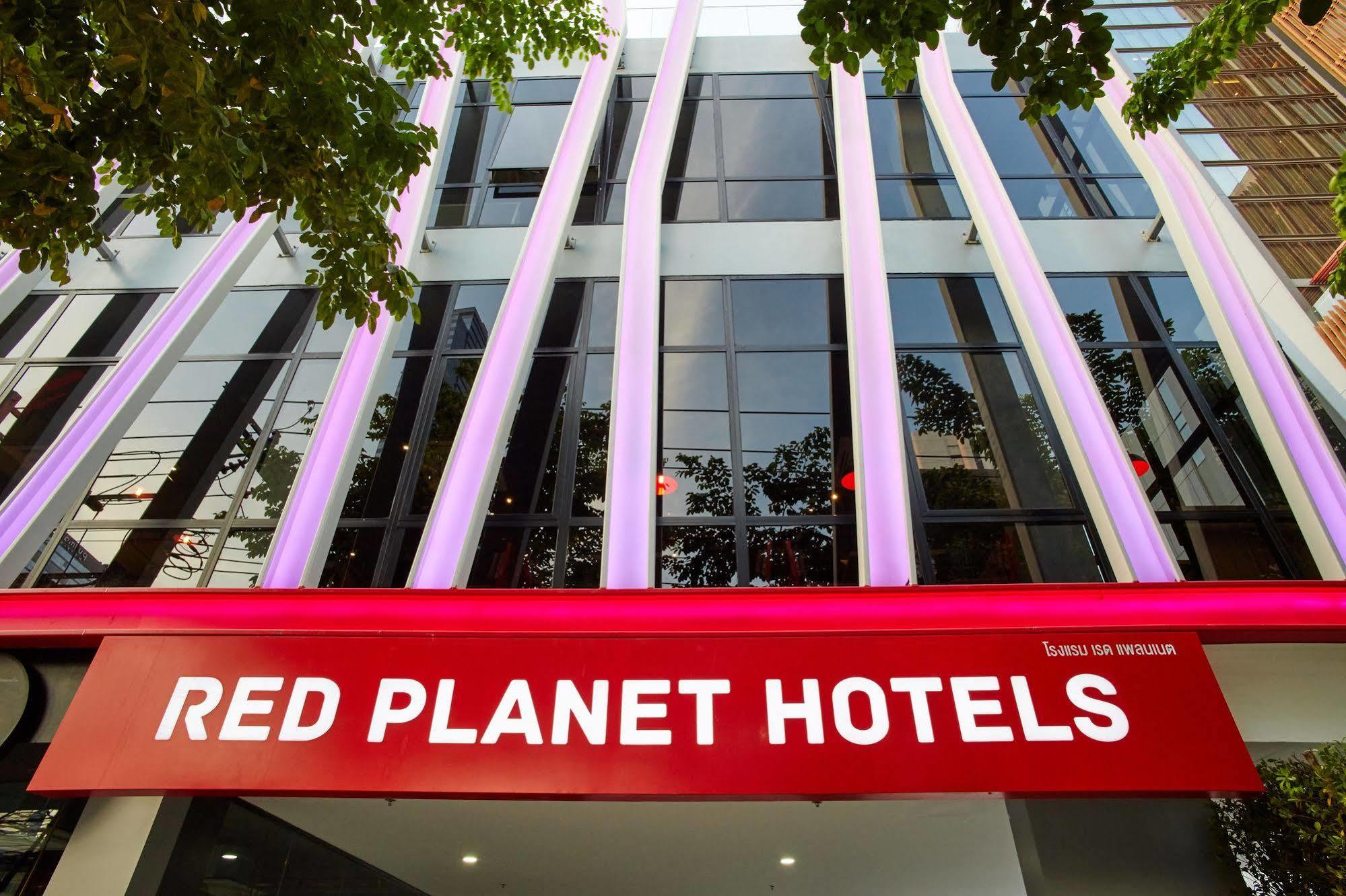 Отель Red Planet Bangkok Surawong Экстерьер фото